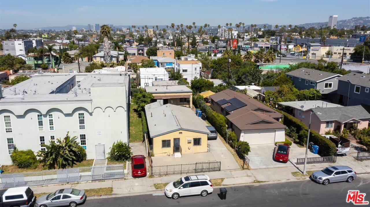 1679 Longwood Ave - Photo 1