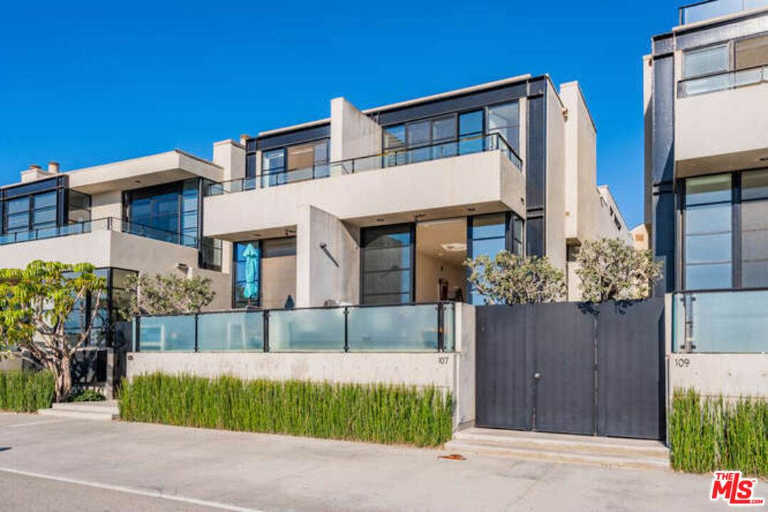 107 Ocean Front Walk - Photo 1