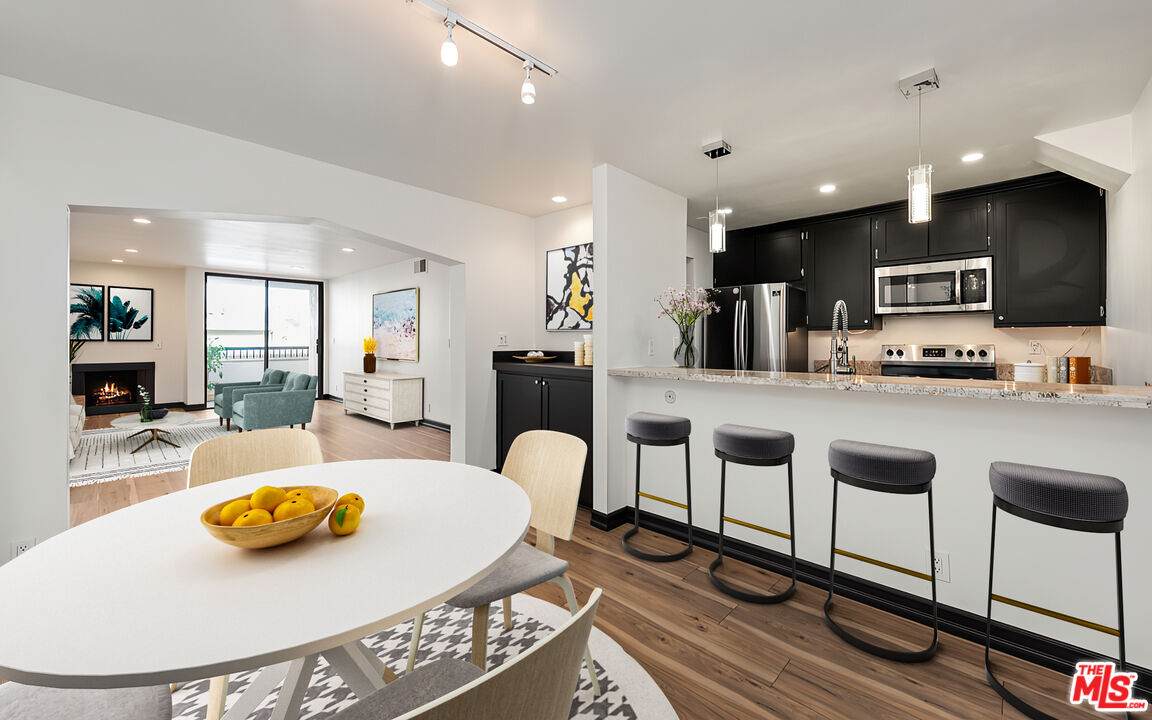 906 Doheny Dr - Photo 1