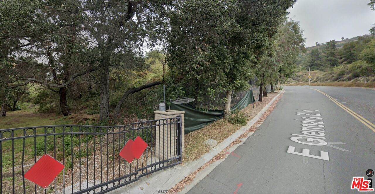 2821 E Glenoaks Blvd - Photo 1