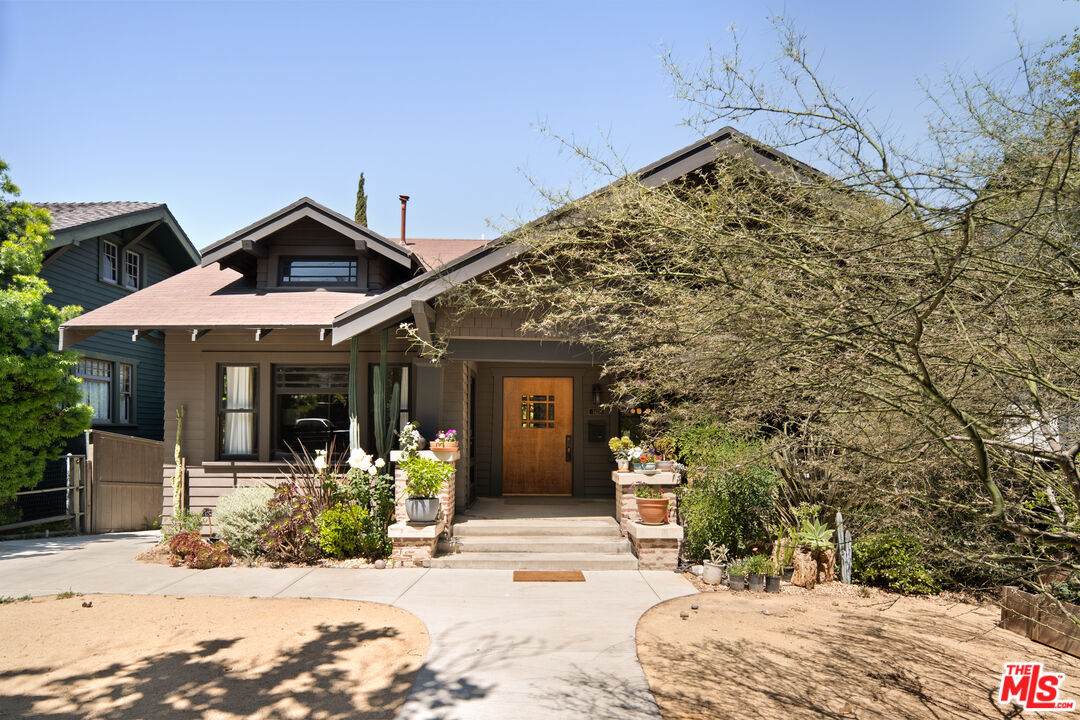 1421 Edgecliffe Dr - Photo 1