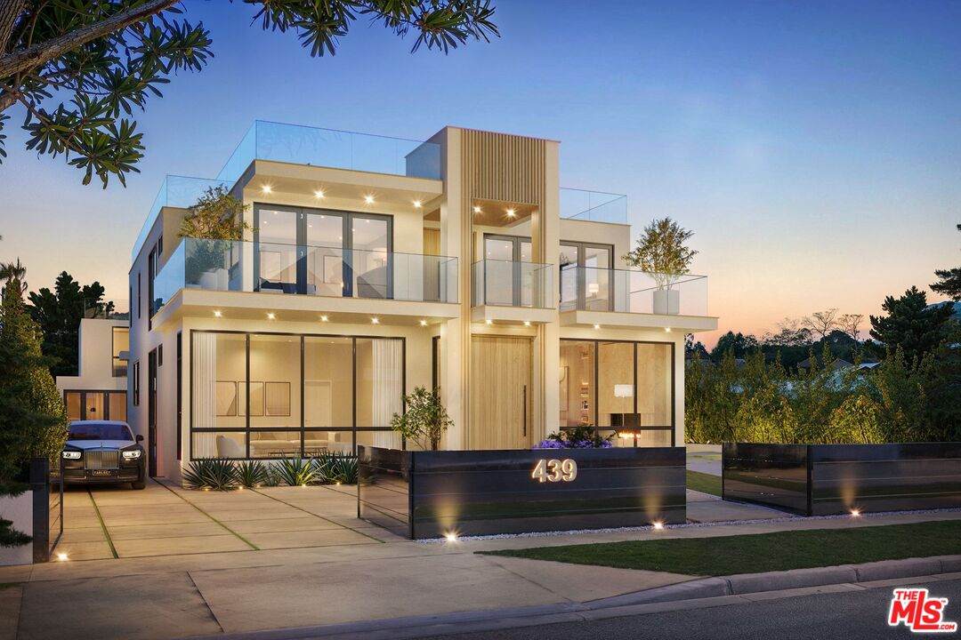 439 21st St - Photo 1