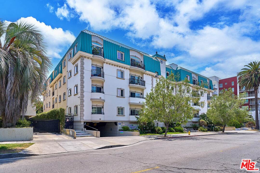 722 Oxford Ave - Photo 1