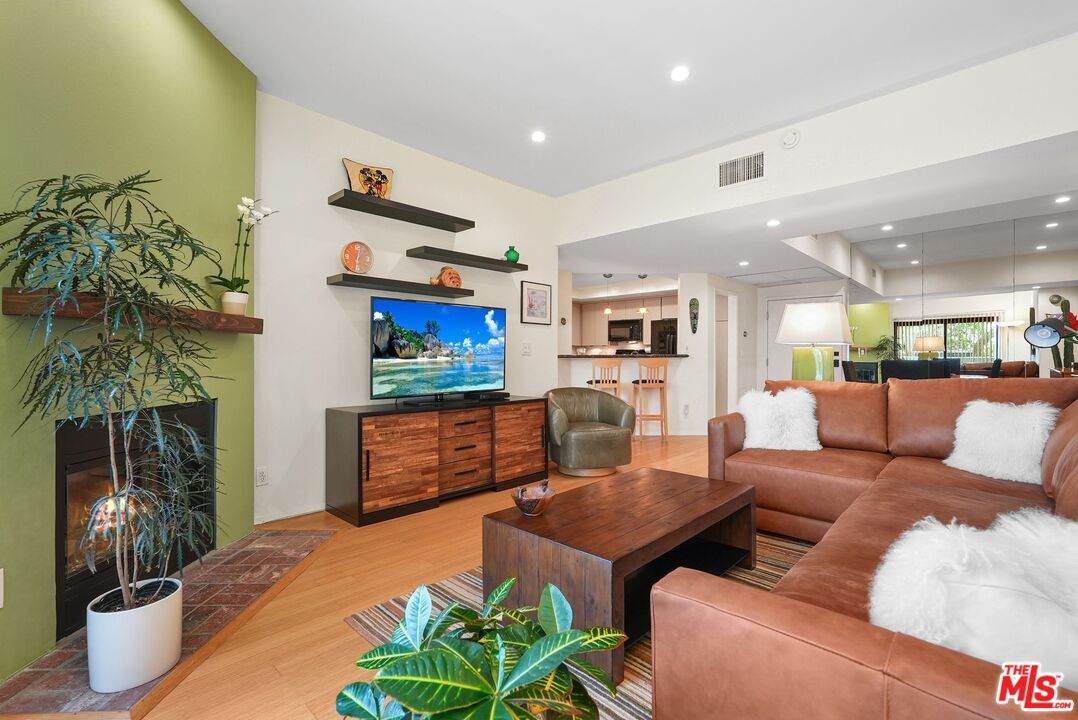 8160 Manitoba St - Photo 1