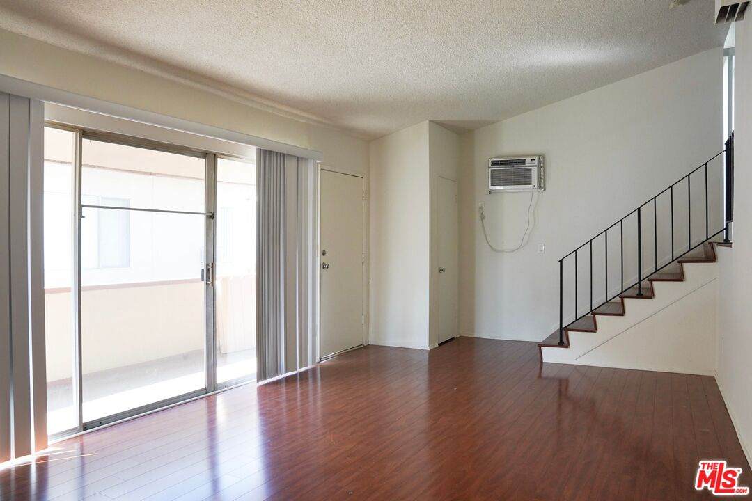 18444 Collins St - Photo 1
