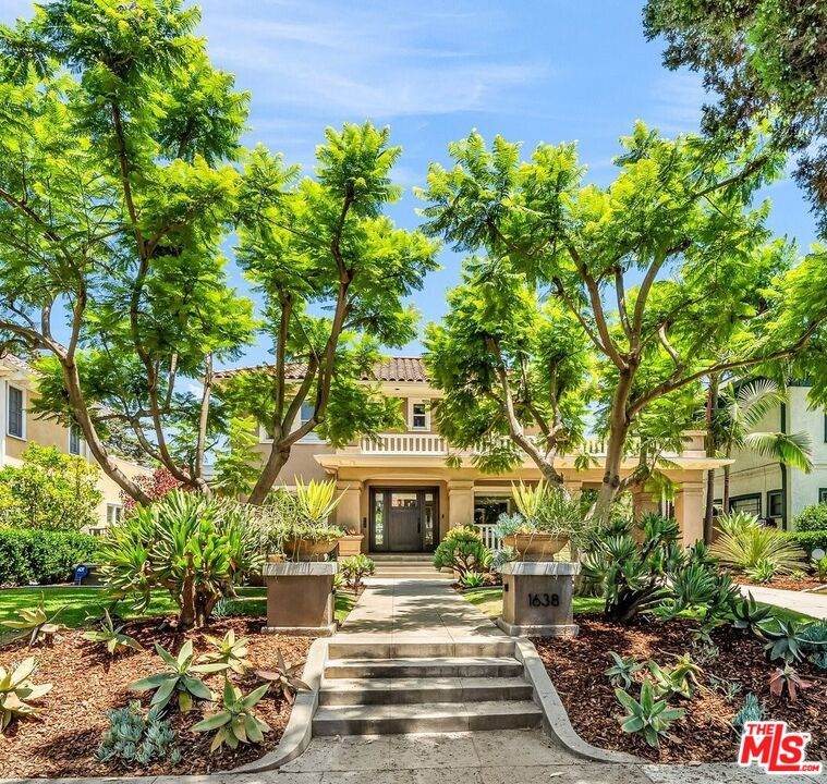 1638 Victoria Ave - Photo 1