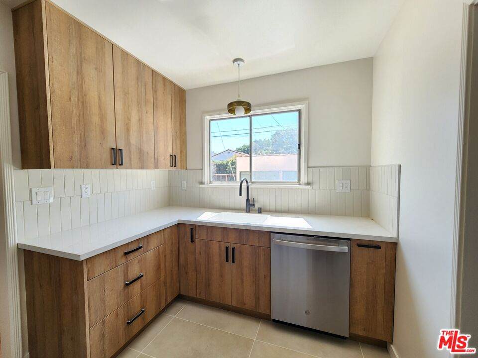 339 Gardner St - Photo 1