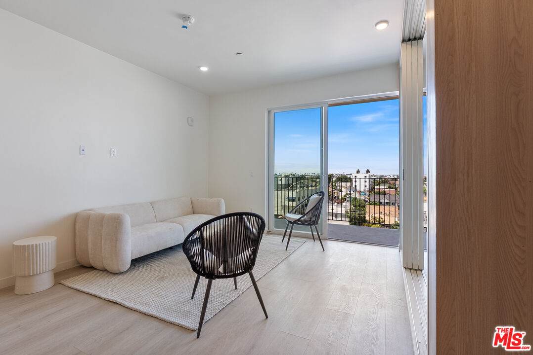 1124 Normandie Ave - Photo 1