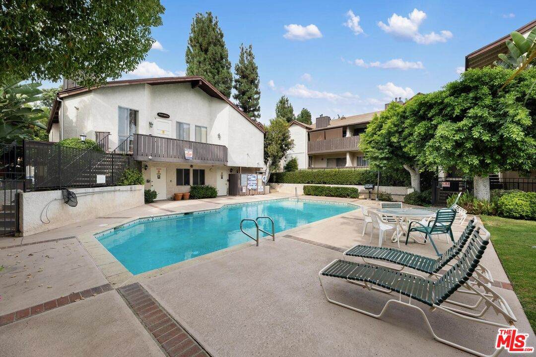 14960 Victory Blvd - Photo 1