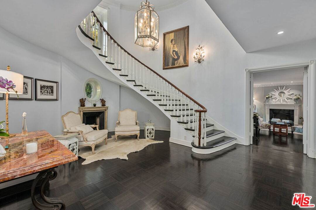1110 Benedict Canyon Dr - Photo 1