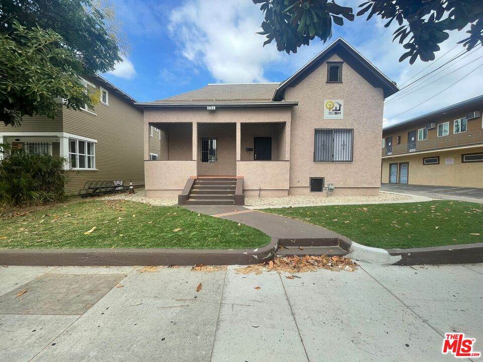 721 32nd St - Photo 1