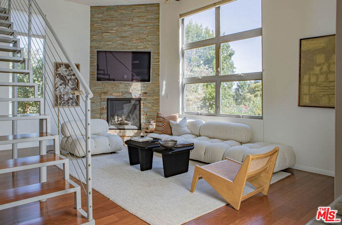 2465 Gower St - Photo 1