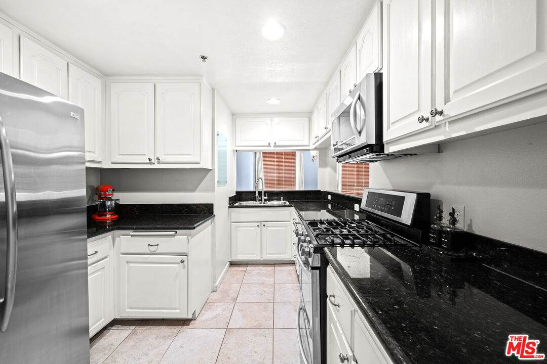 1401 Bentley Ave - Photo 1