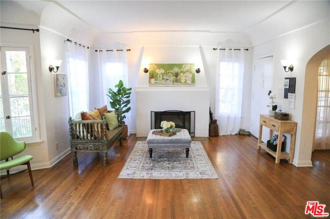 601 Sweetzer Ave - Photo 1