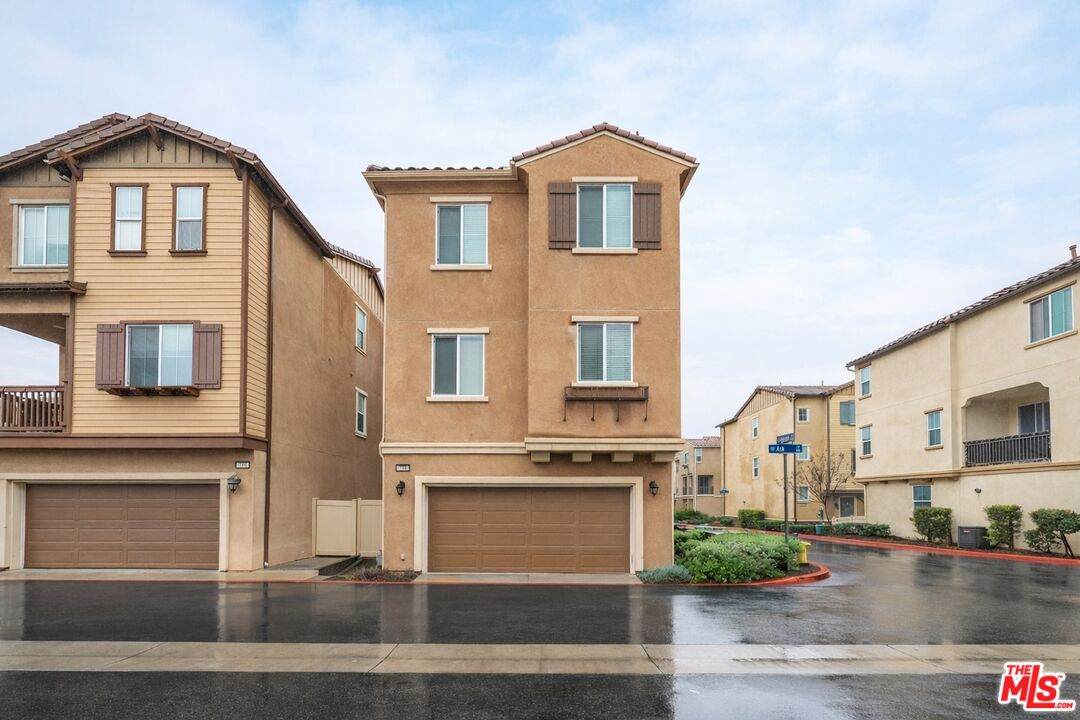 738 Ash Ln - Photo 1