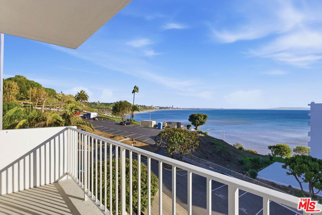 17350 Sunset Blvd - Photo 1