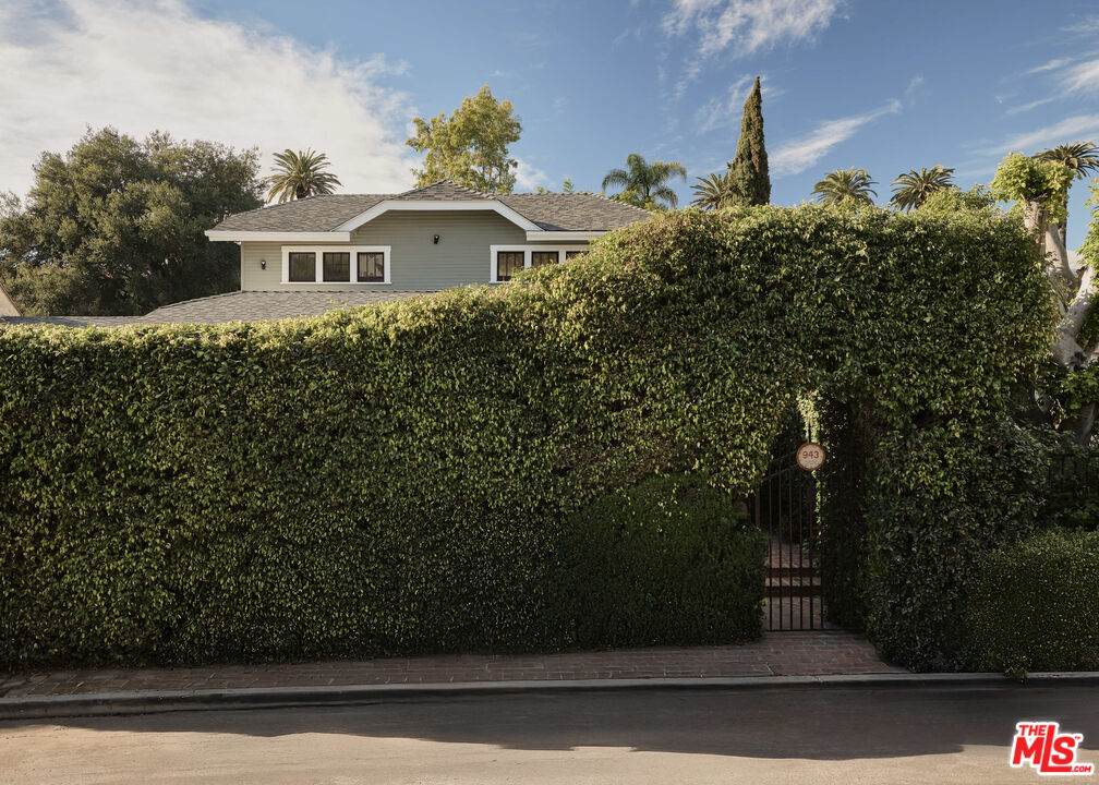 943 Venango Ave - Photo 1