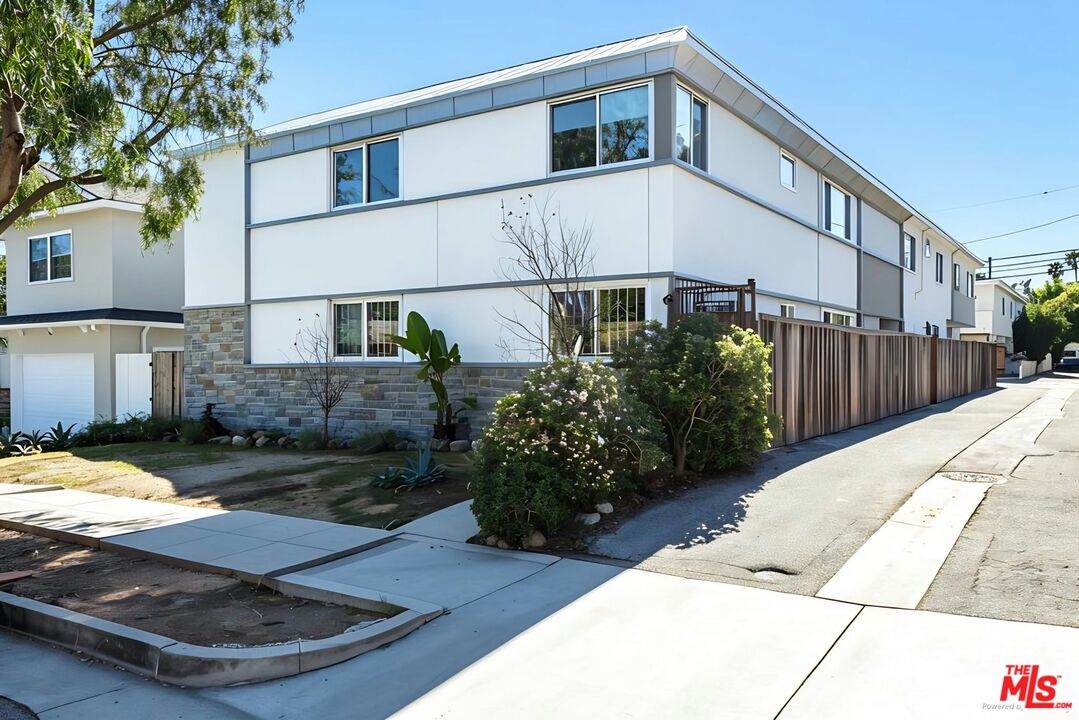 1114 23rd St - Photo 1