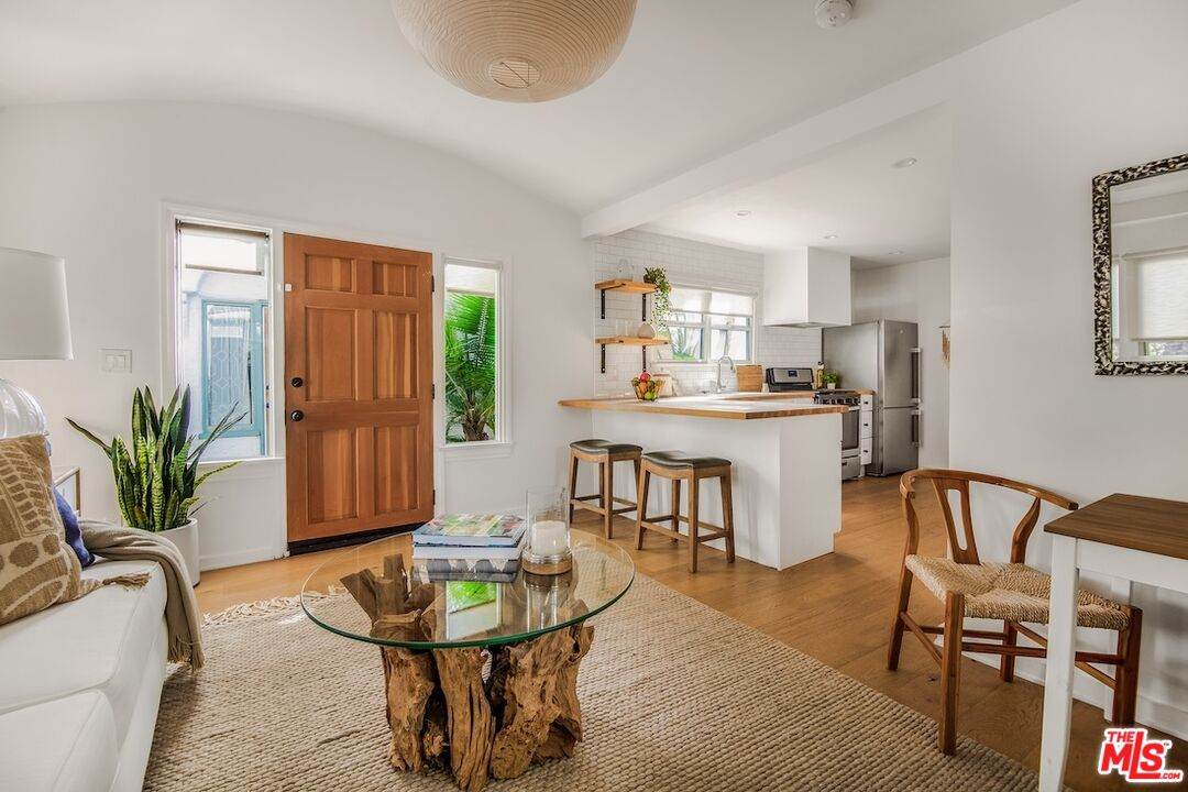 5848-1/2 Willoughby Ave - Photo 1