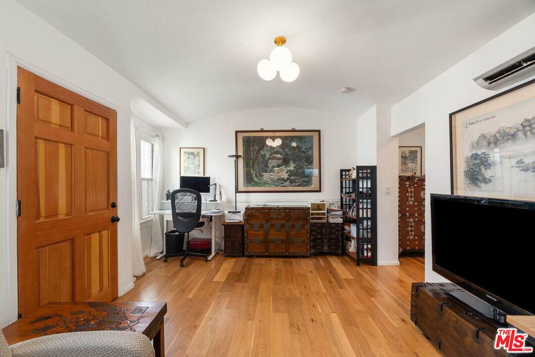 5846-3/4 Willoughby Ave - Photo 1