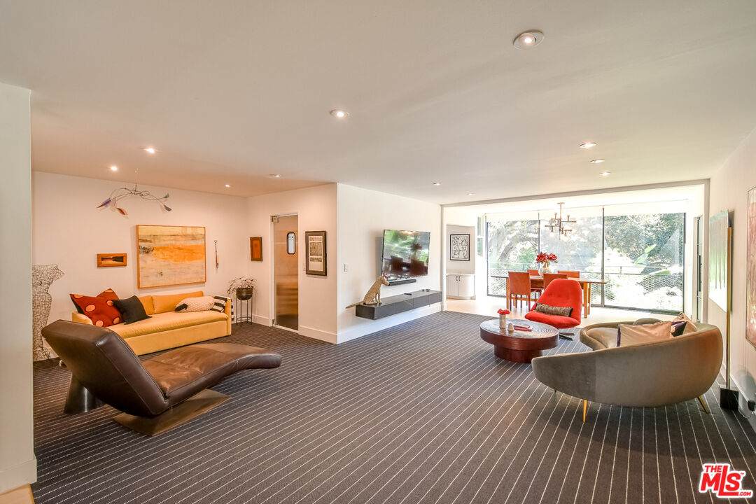289 Barrington Ave - Photo 1