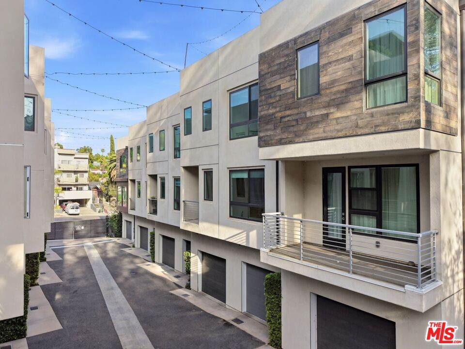 2111 Cahuenga Blvd - Photo 1