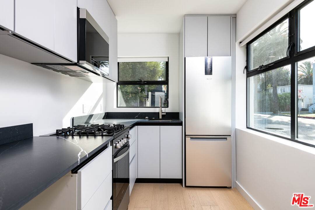 1325 Cabrillo Ave - Photo 1