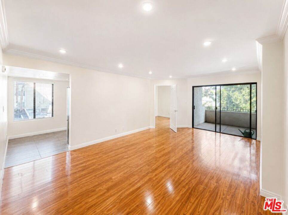5009 Woodman Ave - Photo 1