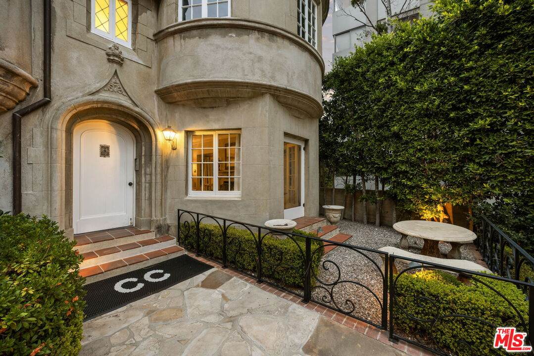 10341 Wilshire Blvd - Photo 1