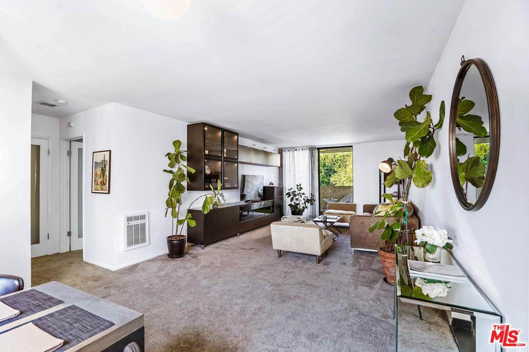 8400 De Longpre Avenue - Photo 1