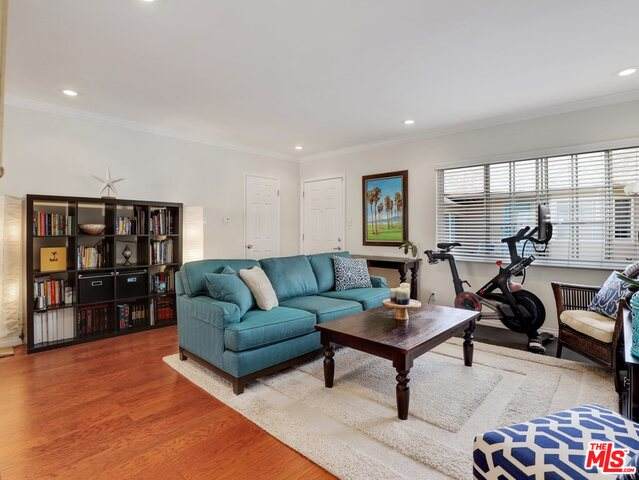 952 6Th St - Photo 1