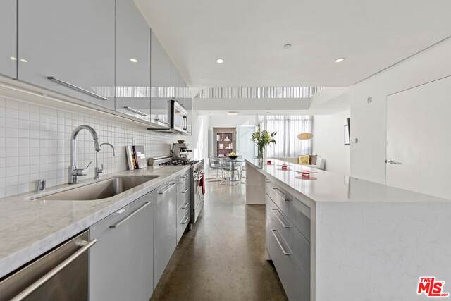 7917 Willoughby Ave - Photo 1