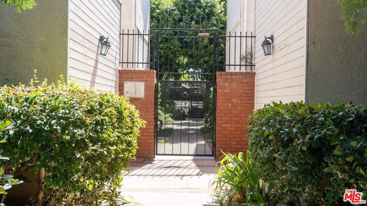 15050 Victory Blvd - Photo 1