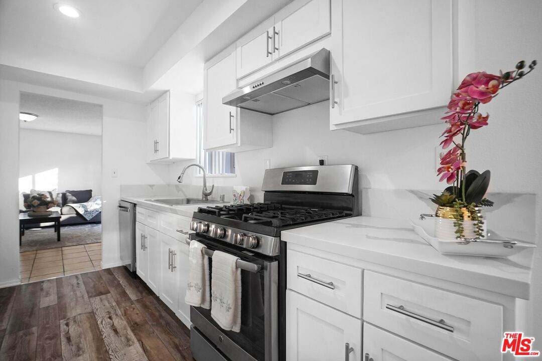 9946 Owensmouth Ave - Photo 1