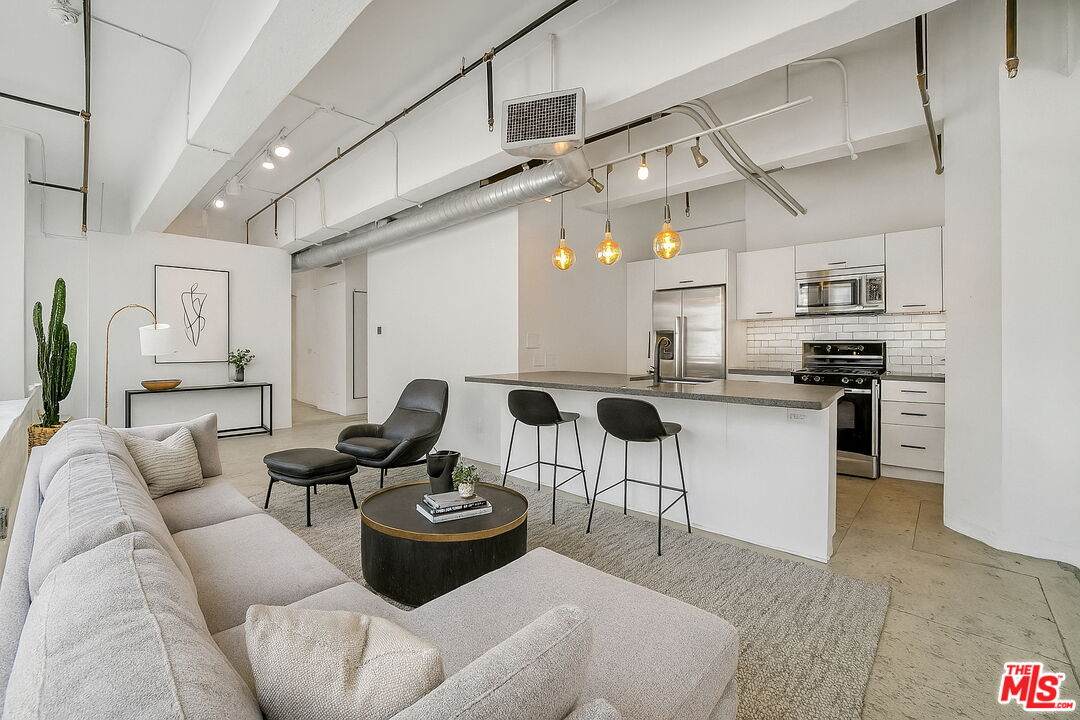 746 Los Angeles St - Photo 1