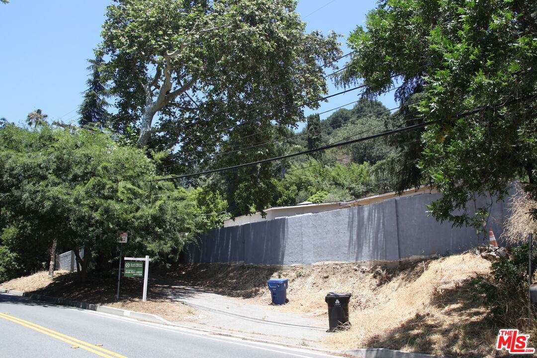 2534 Benedict Canyon Dr - Photo 1