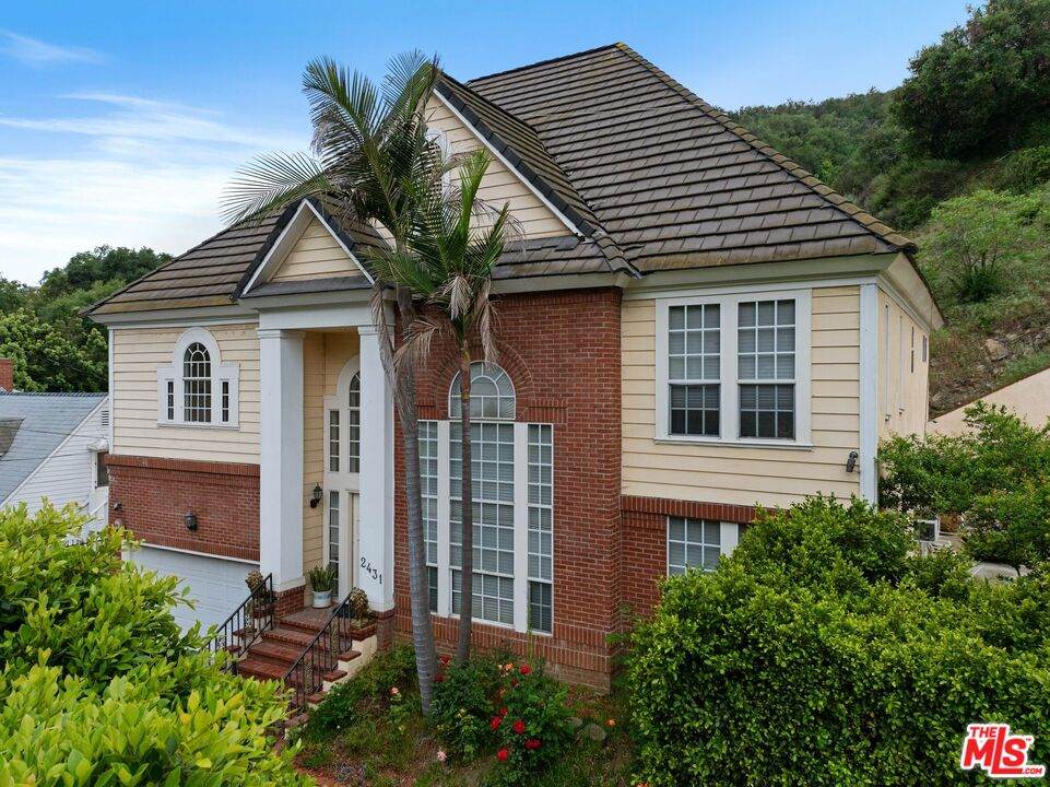 2431 Benedict Canyon Dr - Photo 1