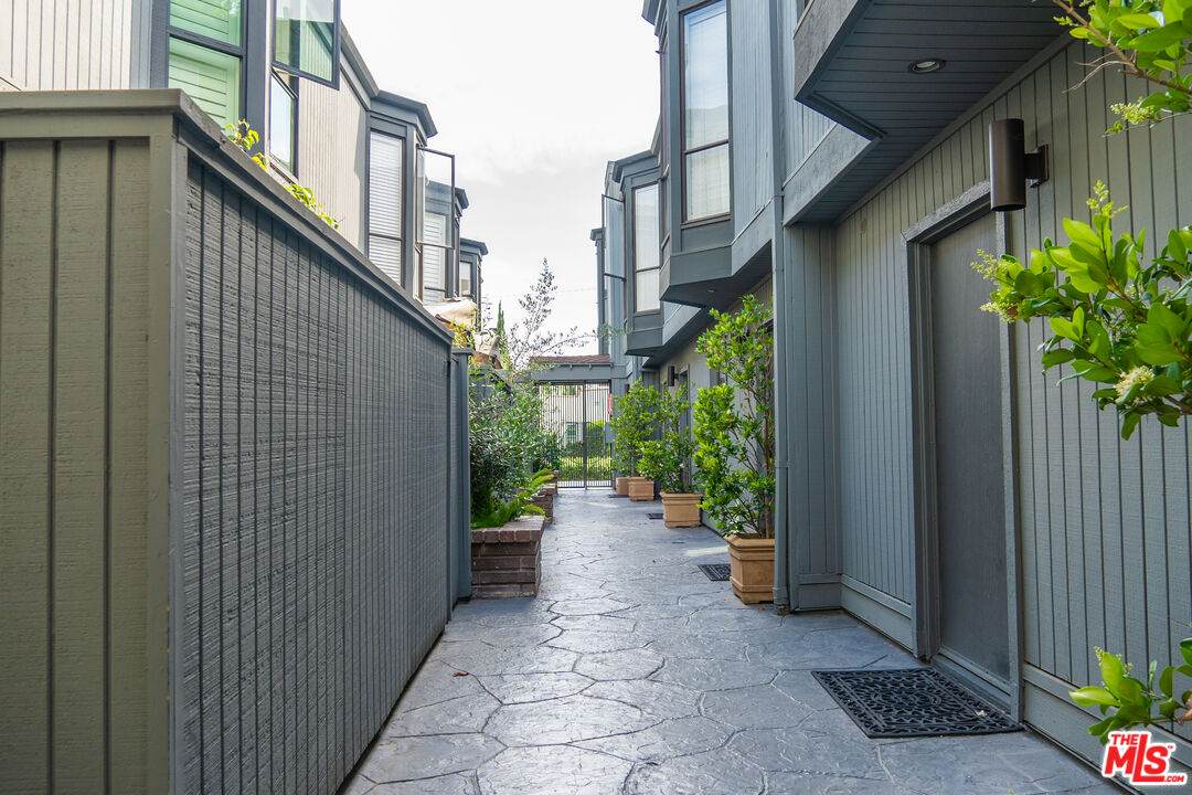 880 Hilldale Ave - Photo 1