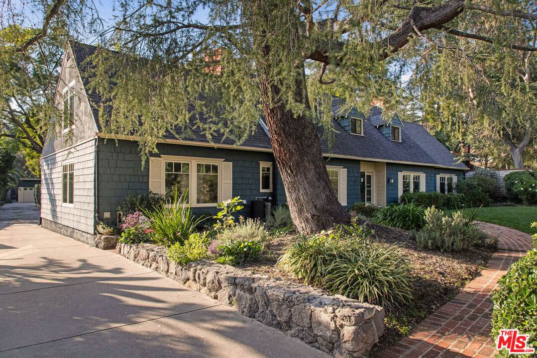 2555 Altadena Dr - Photo 1