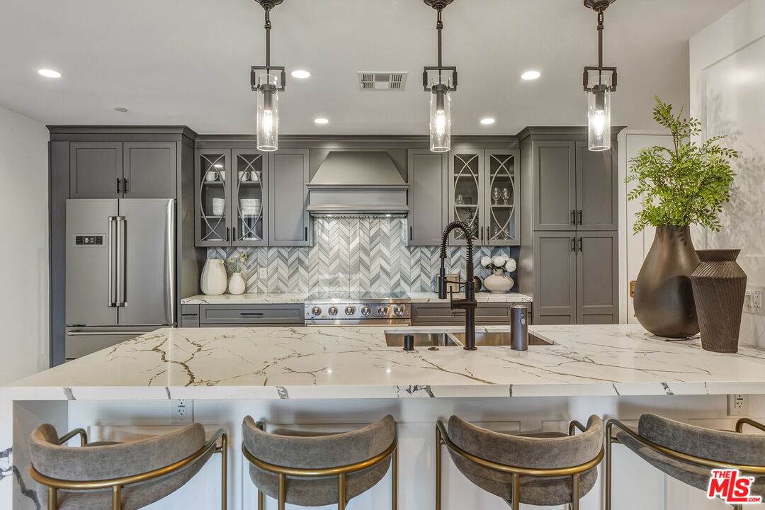 121 Hope St - Photo 1
