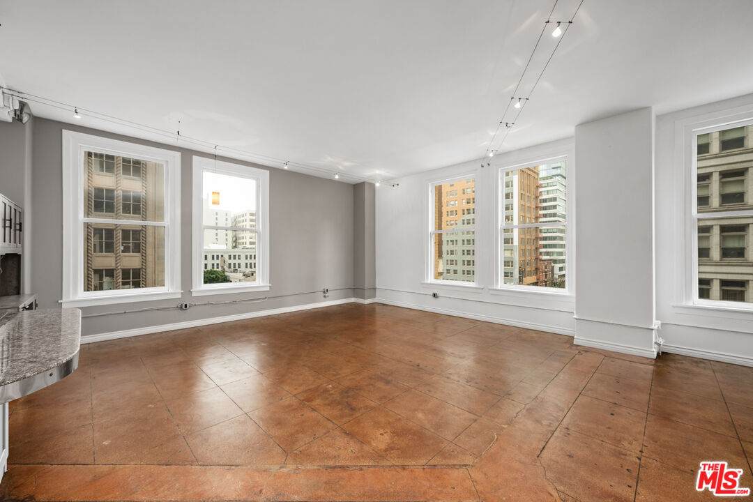 215 7th St - Photo 1