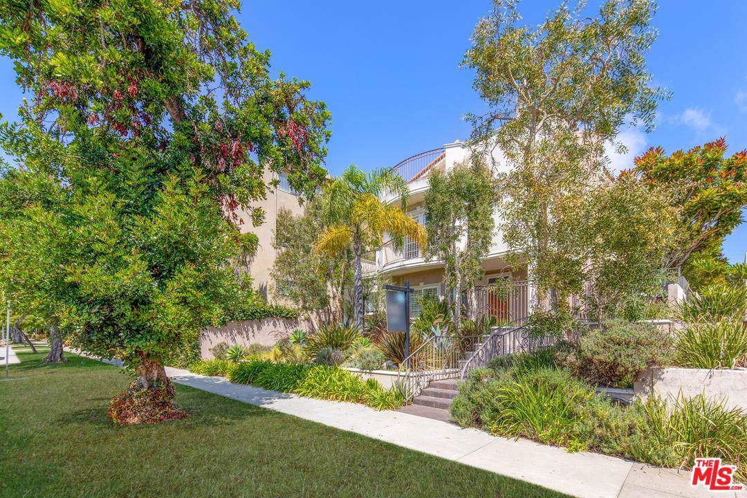 931 10TH Street - Photo 1