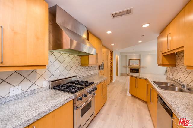 1521 Greenfield Ave - Photo 1