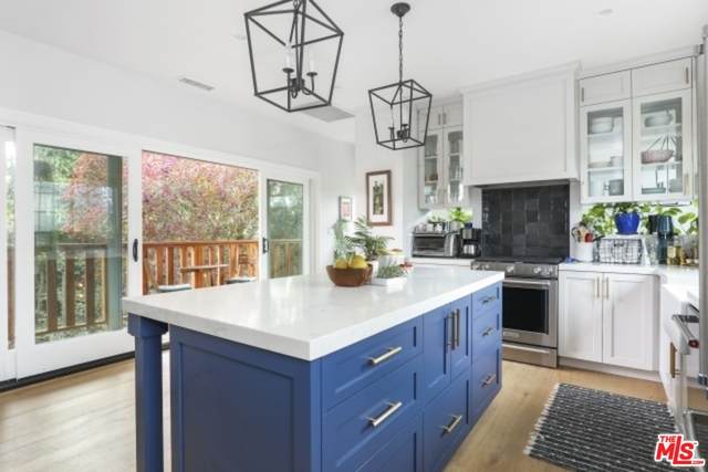 1415 Edgecliffe Dr - Photo 1