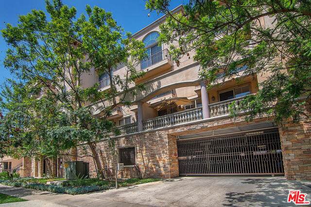 837 Hudson Ave - Photo 1
