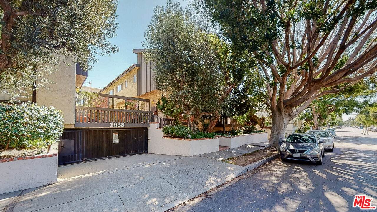 1838 Barry Ave - Photo 1