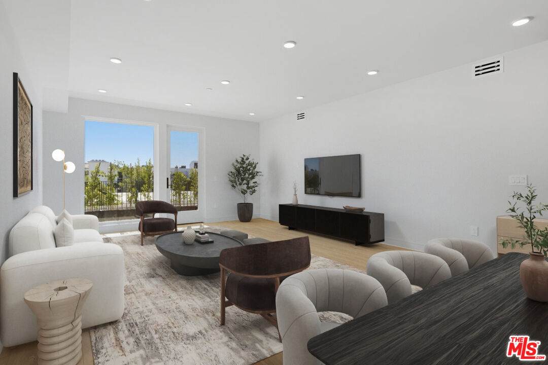 505 Barrington Ave - Photo 1