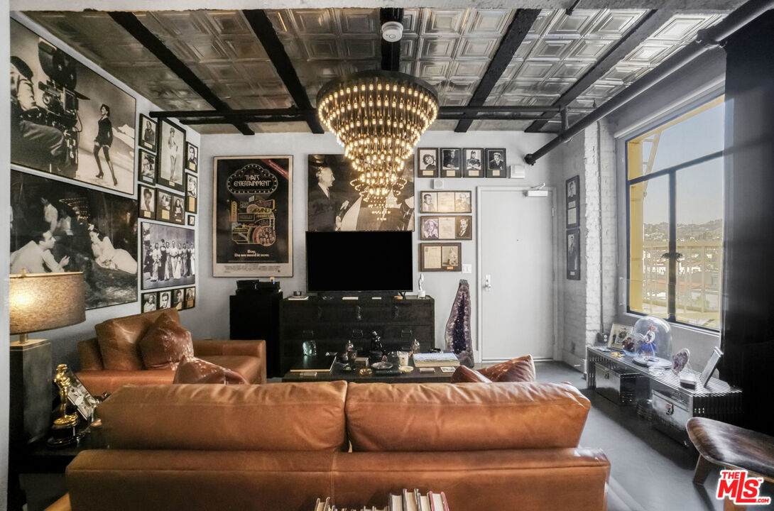 6253 Hollywood Blvd - Photo 1