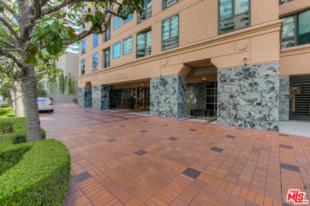 10520 Wilshire Blvd - Photo 1