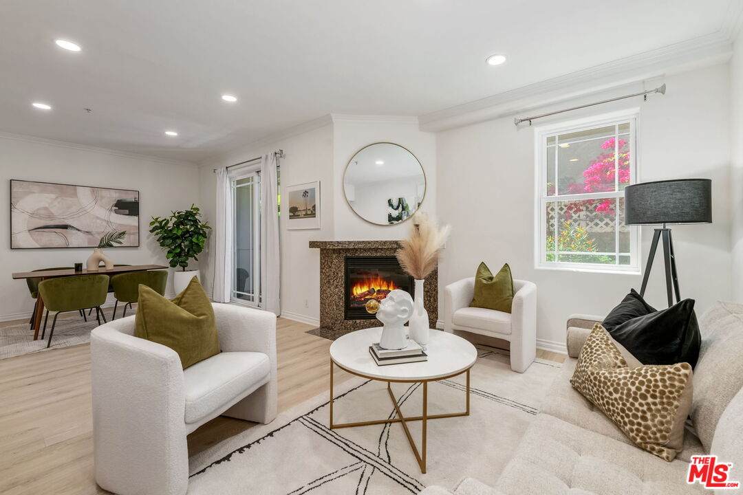 1426 Laurel Ave - Photo 1
